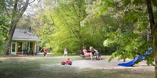 Huisje met een speeltuin