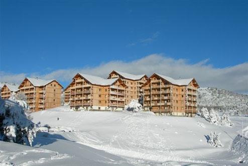 Aanzicht accomodaties in de sneeuw