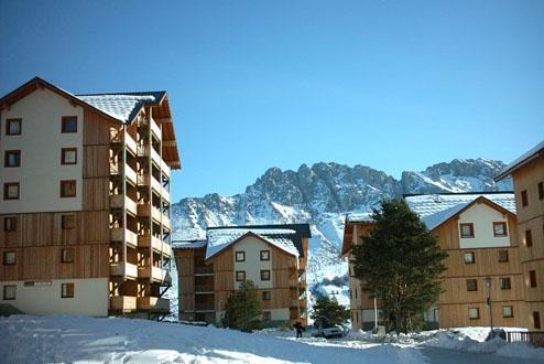 Aanzicht accomodaties in de sneeuw