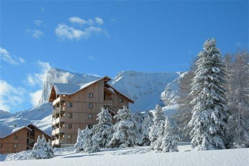 Aanzicht accomodaties in de sneeuw