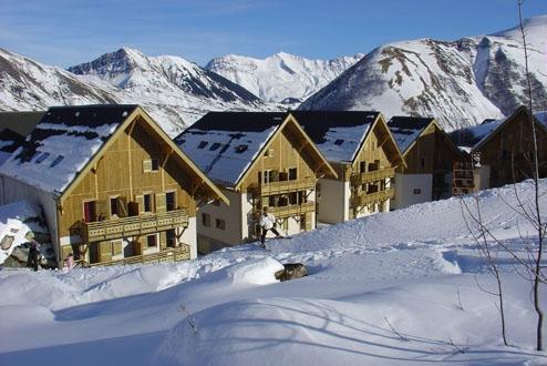 Aanzicht accomodaties in de sneeuw