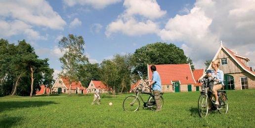 Spelen bij de huisjes