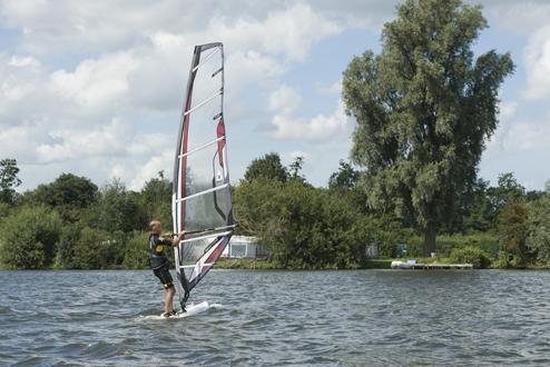 Surfen op het meer