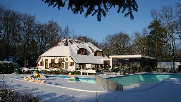 Aanzicht restaurant in de sneeuw