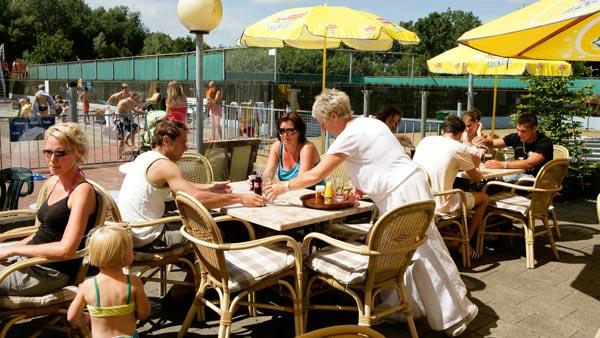 Op het terras bij het restaurant