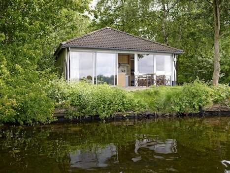 Huisje in bos aan het water