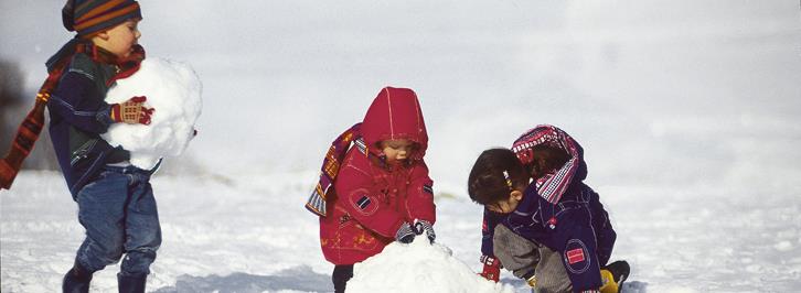 In de sneeuw spelen