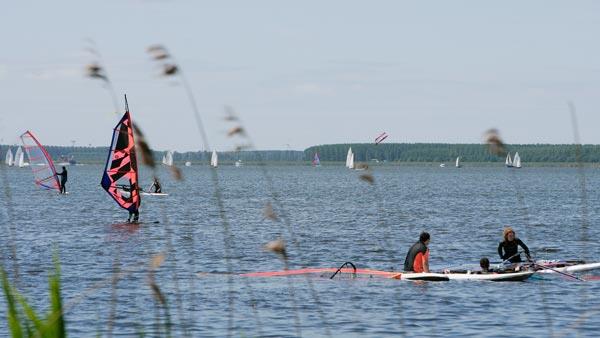 Windsurfen op het meer