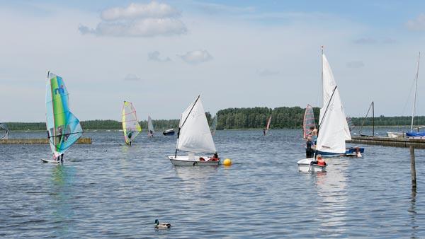 Zeilen op het meer