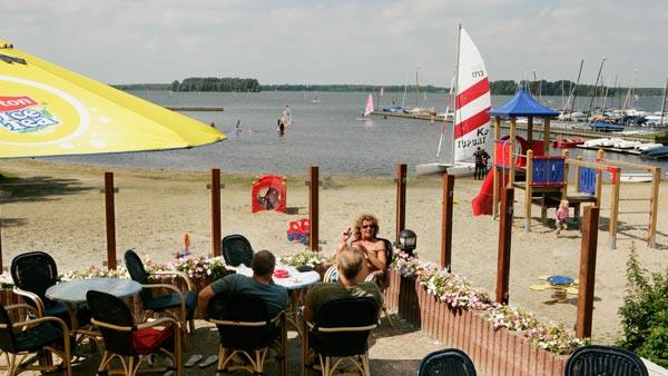 Aan het strand bij het meer