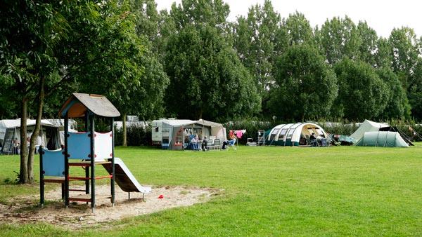 Buiten speeltuintje op campeerveld