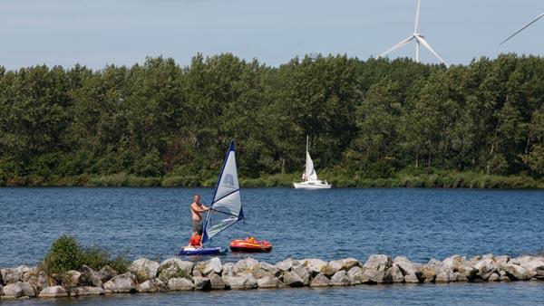 Windsurfen op het meer