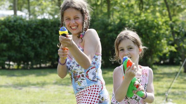 Met waterpistolen spelen