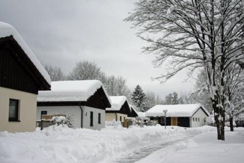 Aanzicht accomodaties in de sneeuw