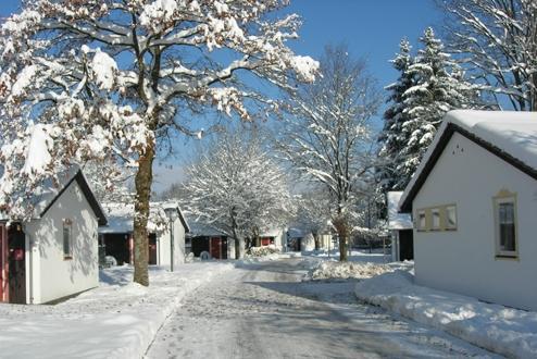Aanzicht accomodaties in de sneeuw